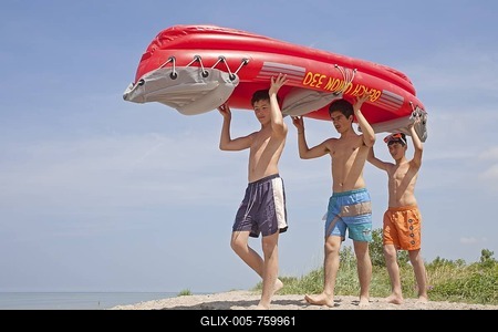 Three young boys carrying their inflatible boat on the beach, Timmendorf, Poel island, Mecklenburg-Western Pomerania, Northern Germany-stock-foto