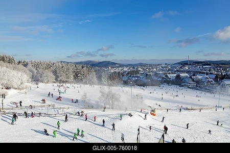Skier on ski slope, Winterberg, Sauerland, North Rhine-Westphalia ski resort, Germany-stock-foto