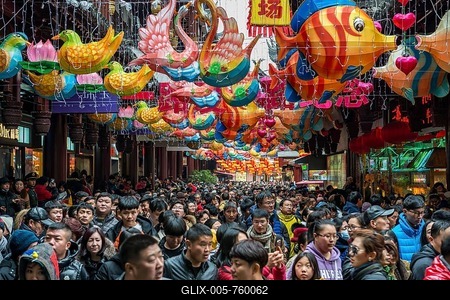Crowds of people on Chinese New Year, historic centre, Shanghai, China-stock-foto