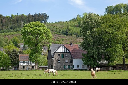 Farmhouse, Werdohl-Elverlingsen, Sauerland region, North Rhine-Westphalia, Germany, Europe-stock-foto