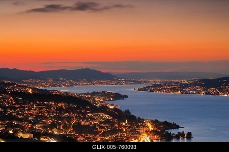 View at dusk from Feusisberg across Lake Zurich to Zurich, with the illuminated villages of Wollerau, Richterswil, Wädenswil and Meilen and the Uetliberg in the background, Canton Zurich, Switzerland-stock-foto