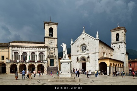 Palazzo Comunale Town Hall and Basilica di San Benedetto, stormy sky, Norica, Perugia, Umbria, Italy-stock-foto