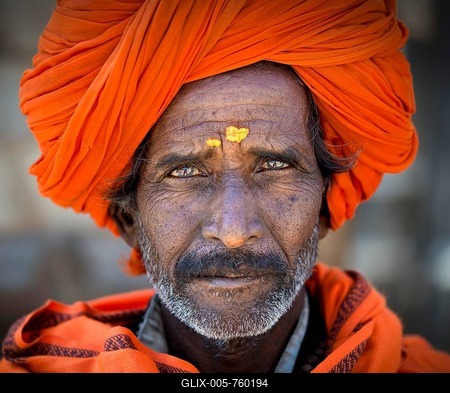 Man with and orange turban and yellow bindi on his forehead, portrait, Chittorgarh Fort, Chittorgarh, Rajasthan, India-stock-foto
