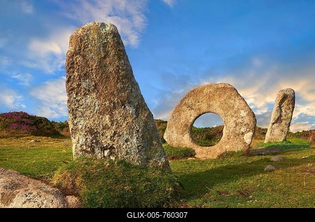 Męn-an-Tol, Men an Toll or the Crick Stone, late Neolithic or early Bronze Age standing stones, near Madron, Penwith peninsula, Cornwall, England, United Kingdom-stock-foto