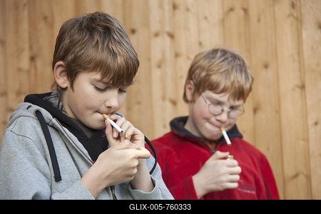 Under-age boys smoking, posed scene-stock-foto