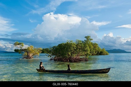 Boys in a canoe in the Marovo Lagoon, Marovo Lagoon, Western Province, Solomon Islands-stock-foto