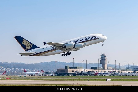 Singapore Airlines' Airbus A380-800 takes off from Zurich Airport, Switzerland-stock-foto