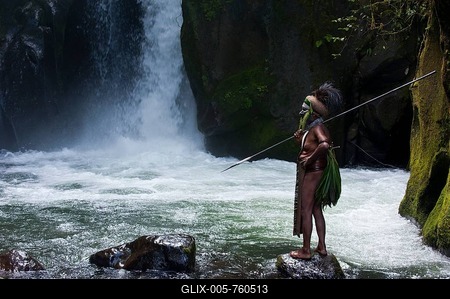 Decorated and painted tribal chief standing in front of a waterfall in the Highlands, Paya, Highland, Papua New Guinea-stock-foto