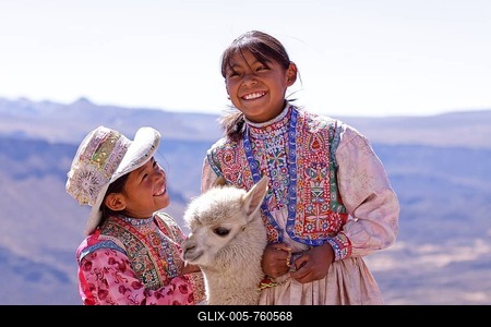 Two girls in traditional dress with an alpaca, near Arequipa, Peru-stock-foto