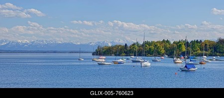 Lake Ammer with sailing boats near Utting and the snow-covered Alpine peaks in the background, Lake Ammer, Herrsching, Bavaria, Germany-stock-foto
