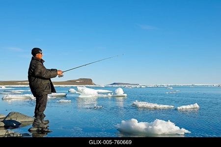 Man of the Inuit people fishing on the banks of the Beaufort Sea, Arctic Ocean, Victoria Island, formerly Holman Island, village of Ulukhaktok, Northwest Territories, Canada-stock-foto