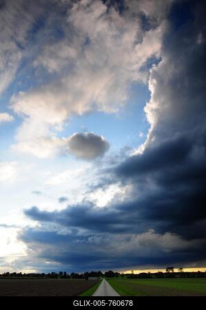 Rain clouds near Landsberg, Bavaria, Germany-stock-foto