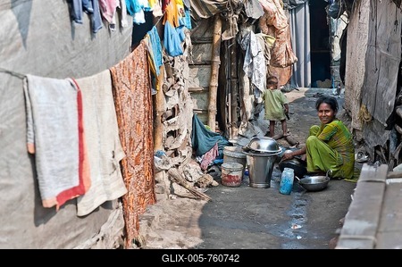 Woman doing the dishes, slum, Shibpur district, Haora or Howrah, Kolkata or Calcutta, West Bengal, East India, India, Asia-stock-foto