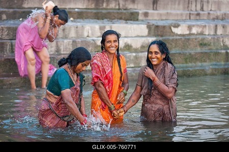 Smiling women taking a bath in the Ganges, Ghats, Varanasi, Benares or Kashi, Uttar Pradesh, India, Asia-stock-foto