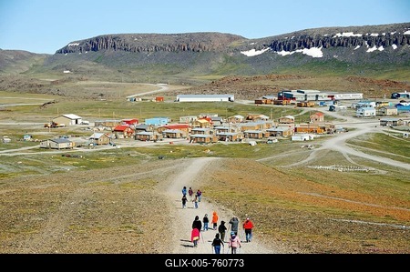 Children in the Inuit village of Ulukhaktok, Victoria Island, formerly Holman Island, Northwest Territories, Canada-stock-foto