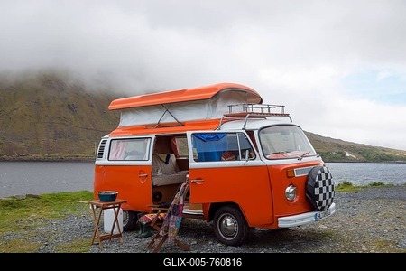 Camping with VW bus on the waterfront, Ireland, United Kingdom-stock-foto