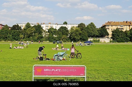 People barbecuing on the grounds of the former Tempelhof Airport, park opened in 2010 on Tempelhof Feld, Kreuzberg, Neukoelln, Tempelhof, Berlin, Germany, Europe-stock-foto