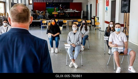 Pupils wear masks during lessons in the music room, Benzenberg secondary school, resumption of school operation under the conditions of the Corona infection protection in times of the Corona pandemic, Düsseldorf, North Rhine-Westphalia, Germany-stock-foto