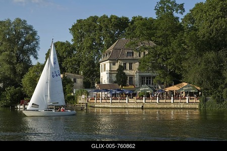 Sailing boat in front of a Schroers restaurant on Mueggelsee Lake, Mueggelspree near Koepenick, Berlin, Germany, Europe-stock-foto