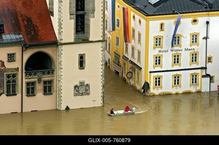 Lifeboat from the Wasserwacht lifeguards in front of the Town Hall with the flood waters covering the historical flood level indicator, Hotel Wilder Mann during the floods on 3rd June 2013, Passau, Lower Bavaria, Bavaria, Germany-stock-foto