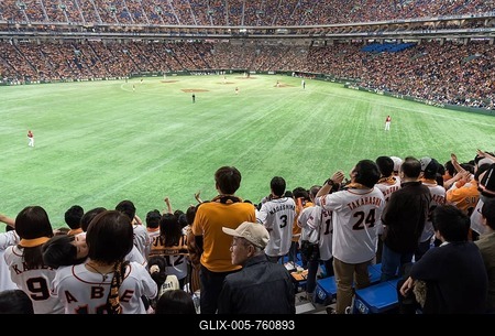 Supporters of Yomiuri Giants baseball team at Tokyo Dome stadium, Tokyo, Japan-stock-foto