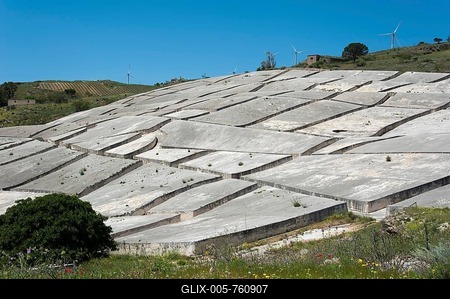 The Crack, Cretto, by artist Alberto Burri, ruins from an earthquake doused with cement as a memorial, Gibellina Vecchia, Province of Trapani, Sicily, Italy, Europe-stock-foto