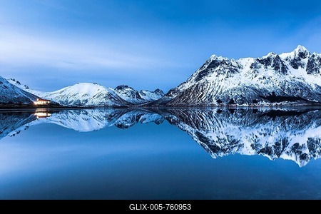Wooden church of Sildpollen with reflection, Austnesfjorden, Vågan, Vågan, Austvagöya, Austvågøy, Lofoten, Nordland, Northern Norway, Norway-stock-foto