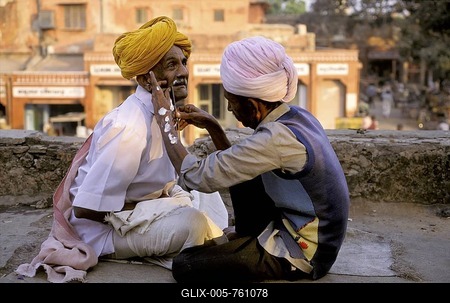 Barber shaving a man on the street - Jaipur - Rajasthan - India-stock-foto