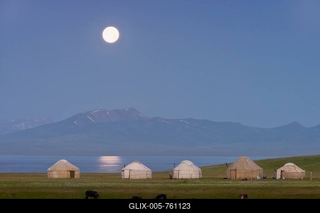 Moon rising over Song Kol lake and nomads Yurts, Naryn province, Kyrgyzstan-stock-foto