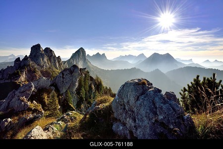 Sun star over Fribourg Pre-Alps, Freiburger Voralpen, Gastlosen, Canton Fribourg, Switzerland-stock-foto