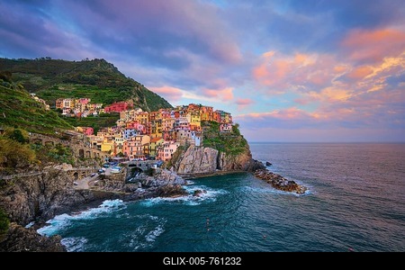 Manarola village popular european italian tourist destination in Cinque Terre National Park UNESCO World Heritage Site, Liguria, Italy on sunset-stock-foto