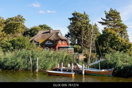 Thatched wooden house on the Saal Bodden, Wustrow, Fischland, Mecklenburg-Western Pomerania, Germany-stock-foto
