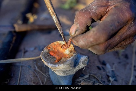 Bushman of the Ju/' Hoansi-San produces poisonous arrows from a larvae of the Bushman arrow-poison beetle (Diamphidia nigroornata), village //Xa/oba, near Tsumkwe, Otjozondjupa region, Namibia-stock-foto