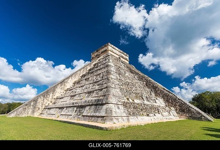 Mayan el castillo pyramid at the archaeological site in chichen itza, Mexico-stock-foto