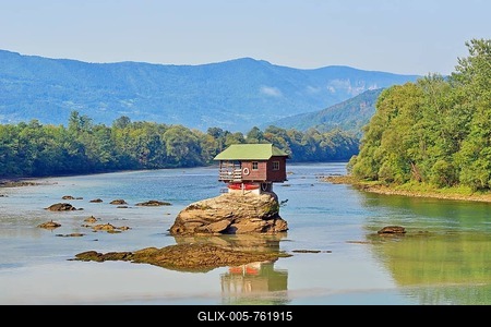 House on the River Drina, Bajina Basta, Serbia-stock-foto