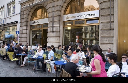 Non fumare bar café, people, Gerbergasse Street, Basel, Switzerland-stock-foto