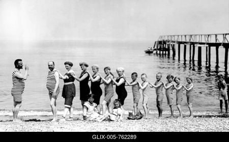 Historic photograph, people standing in a row according to their height, organ pipes, on the beach, around 1920-stock-foto