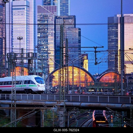 Elevated city view with trains to the main railway station with skyscrapers at dusk, Frankfurt am Main, Hesse, Germany-stock-foto