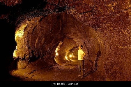 Visitors at the Thurston Lava Tube, Hawai?i Volcanoes National Park, Big Island, Hawaii, USA-stock-foto