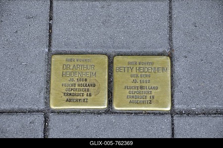 Brass "Stolpersteine" memorial stones by the Cologne sculptor Gunter Demnig to commemorate the victims of the Nazi era, inserted into the sidewalk in front of their last homes, Cologne, North Rhine-Westphalia, Germany, Europe-stock-foto