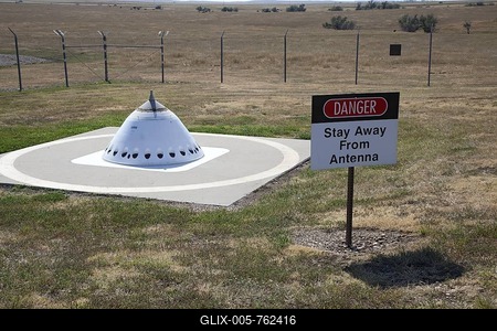 An antenna protrudes above ground at the underground launch control center for Minuteman II missiles, the site was deactivated after the Cold War, National Historic Site, Cactus Flat, South Dakota, USA-stock-foto