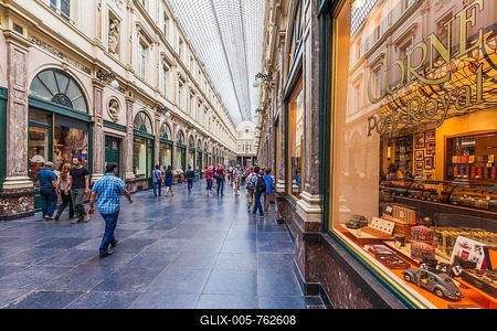 Chocolatier in the Galeries Saint-Hubert shopping mall, Brussels city center, Belgium-stock-foto