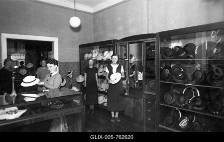 Several women in a shop, historical photo, circa 1920-stock-foto