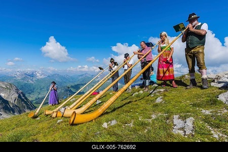 Mountain mass on the Hochrappenkopf, 2425m, with alphorn blowers, Allgäuer Alps, Allgäu, Bavaria, Germany-stock-foto