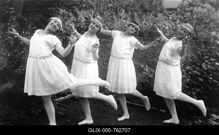 Historic photograph, four dancing women, around 1920-stock-foto