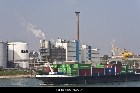 BASF on the banks of the Rhine with container ship, Ludwigshafen am Rhein, Rhineland-Palatinate, Germany, Europe-stock-foto