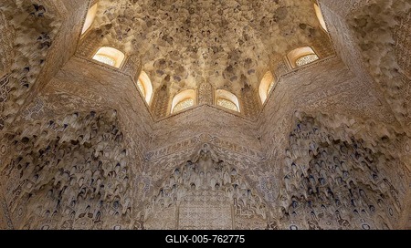 Ceiling in the Hall of the Abencerrages, Sala de los Abencerrajes, Alhambra palace with its niches and dome of Moorish stalactite work, Granada, Granada province, Andalusia, Spain-stock-foto