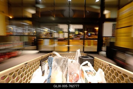 On the way to the exit with shopping bags, shopping at the supermarket, USA-stock-foto