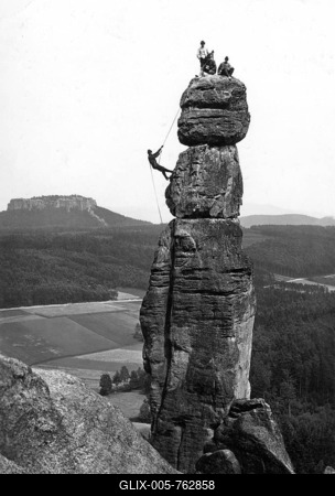 Historic photo, climbers on the free-standing rock formation Barbarine, ca. 1920, Elbe Sandstone Mountains, Saxony, Germany-stock-foto