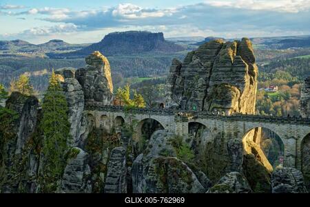 View from the Ferdinandstein to the Bastei bridge, Bastei, Lohmen, Saxon Switzerland, Elbe Sandstone Mountains, Saxony, Germany-stock-foto